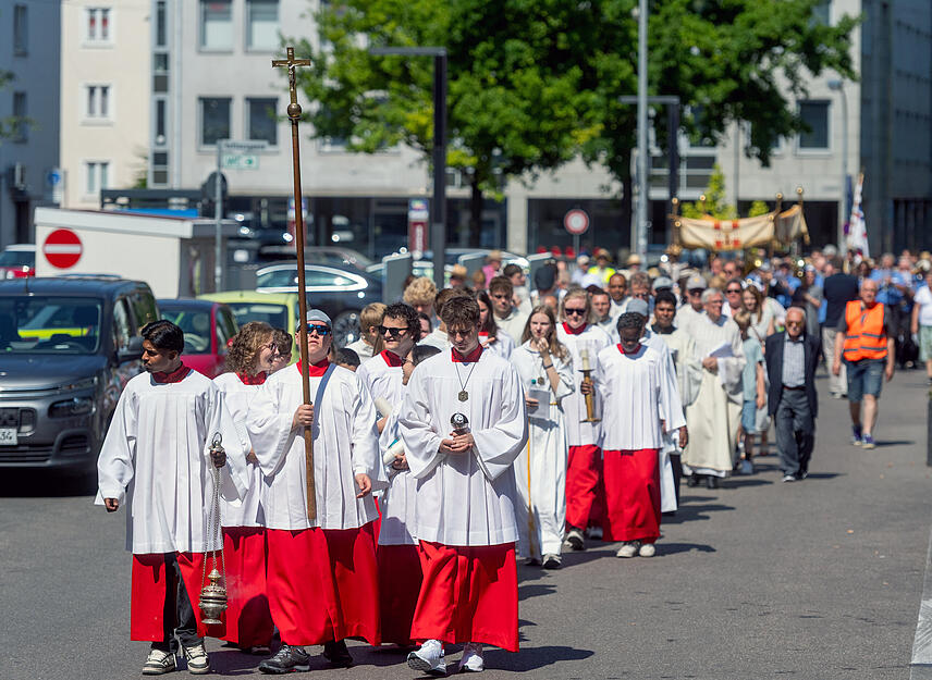 Die Prozession führte durch die Innenstadt über das Gelände, auf welchem nur Stunden später das mehrtägige Lichterfest startet. Die Prozession führte durch die Innenstadt über das Gelände, auf welchem nur Stunden später das mehrtägige Lichterfest startet.