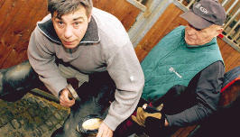 Auf harten Sohlen: Bevor die passgenauen Eisen auf den Huf genagelt werden, stehen f&uuml;r Reinhold Gebhard und seinen Vater Reinhard einige Arbeitsschritte an.