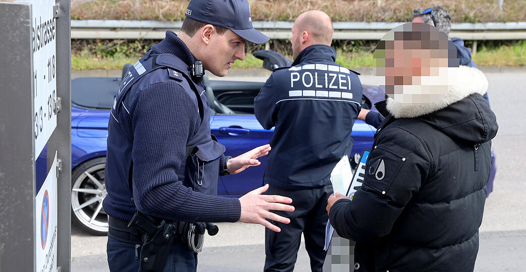 Auf der Jagd nach Rasen und Posern am "Car-Friday" ist die Polizei Heilbronn verst&auml;rkt f&uuml;r Kontrollen unterwegs.