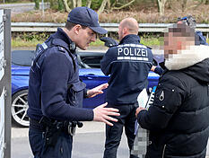 Auf der Jagd nach Rasen und Posern am "Car-Friday" ist die Polizei Heilbronn verst&auml;rkt f&uuml;r Kontrollen unterwegs.