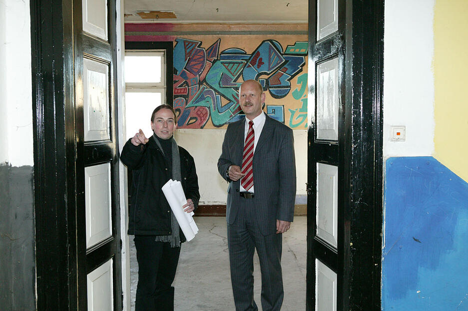 Enrico De Gennaro (links) hier mit B&uuml;rgermeister Klaus Dieterich hat seit M&auml;rz 2006 den Auftrag, das Museum aufzubauen. 2007 entscheidet der Gemeinderat sich f&uuml;r den kurzen und pr&auml;gnanten Namen "R&ouml;mermuseum".