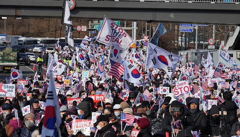 Tausende Anh&auml;nger Yoons demonstrierten seit dem Neujahrstag gegen den Festnahme-Befehl.