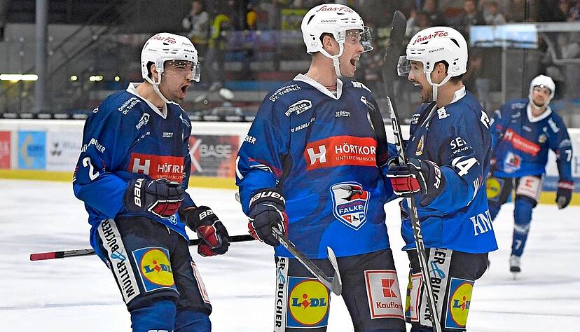 Die Freude muss heraus gebrüllt werden: Benedikt Jiranek (links) und Tim Detig (Mitte) bejubeln mit Torschütze Niklas Jentsch das 2:0. Es folgten am Freitagabend noch sehr viel ähnliche Szenen, nur die Protagonisten wechselten.
Foto: Mario Berger Die Freude muss heraus gebrüllt werden: Benedikt Jiranek (links) und Tim Detig (Mitte) bejubeln mit Torschütze Niklas Jentsch das 2:0. Es folgten am Freitagabend noch sehr viel ähnliche Szenen, nur die Protagonisten wechselten.
Foto: Mario Berger