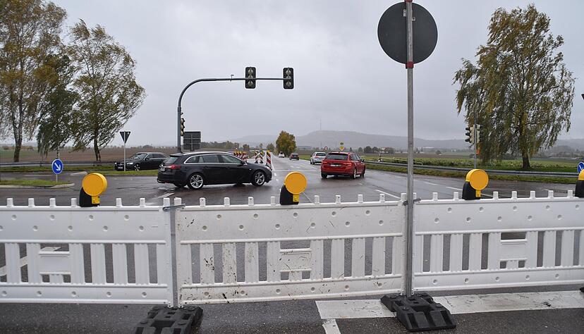 Am Ortsausgang an der Belzhag-Kreuzung bilden sich am Samstagvormittag, 25. Oktober 2025, Schlangen an der Ampel. Sie sind aber (noch) nicht länger als sonst. Am Ortsausgang an der Belzhag-Kreuzung bilden sich am Samstagvormittag, 25. Oktober 2025, Schlangen an der Ampel. Sie sind aber (noch) nicht länger als sonst.