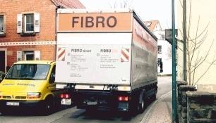 Eng geht es zu in der Ortsdurchfahrt von Untereisesheim. Schmale Gehwege und breite Laster bergen Gefahren.Foto: Rudolf Landauer