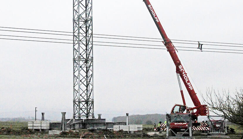Viel Aufwand ist notwendig, um drei provisorische Masten bei Eschental zu errichten: Auch lokale Firmen sind beteiligt, um die H&ouml;chststromstrecke wieder in Betrieb zu nehmen. Foto: Oliver F&auml;rber