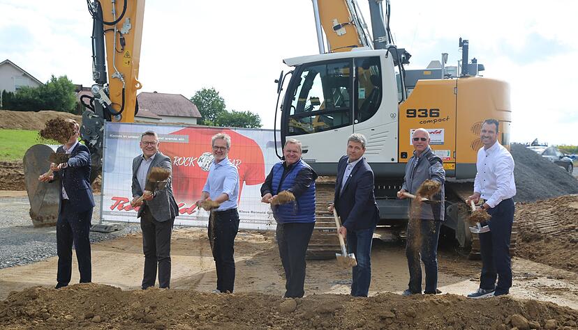 Spatenstich: Hier entstehen 122 Wohnungen. Jede vierte soll zu einer Miete vergeben werden, die 30 Prozent unter dem ortsüblichen Niveau liegt.
Foto: Franz Theuer Spatenstich: Hier entstehen 122 Wohnungen. Jede vierte soll zu einer Miete vergeben werden, die 30 Prozent unter dem ortsüblichen Niveau liegt.
Foto: Franz Theuer