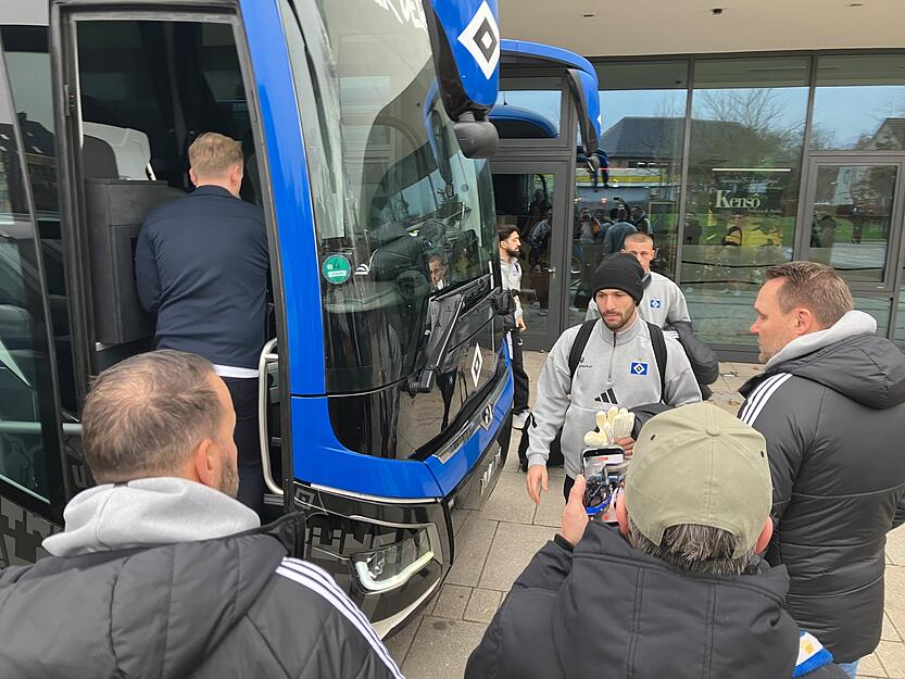 In der Lobby saßen einige Fans mit Trikots der Hanseaten, draußen warteten ein paar Autogrammjäger auf die Mannschaft. In der Lobby saßen einige Fans mit Trikots der Hanseaten, draußen warteten ein paar Autogrammjäger auf die Mannschaft.
