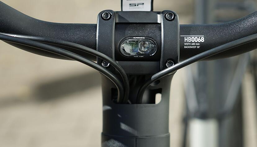 In den Lenker integriert: das Frontlicht Starstream Mini von Supernova. In den Lenker integriert: das Frontlicht Starstream Mini von Supernova.