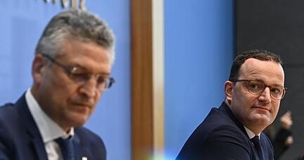 Bundesgesundheitsminister Jens Spahn zusammen mit RKI-Leiter Lothar Wieler. Spahn mahnt insbesondere die Jungen, sich nicht für unverletzlich zu halten.