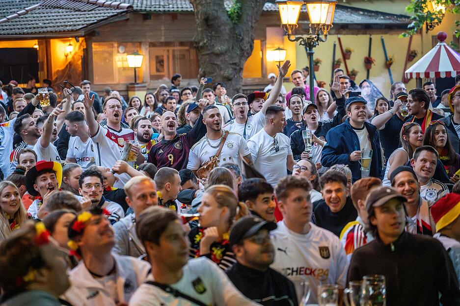Public Viewing im Food Court - EM Auftraktspiel Deutschland vs Schottland