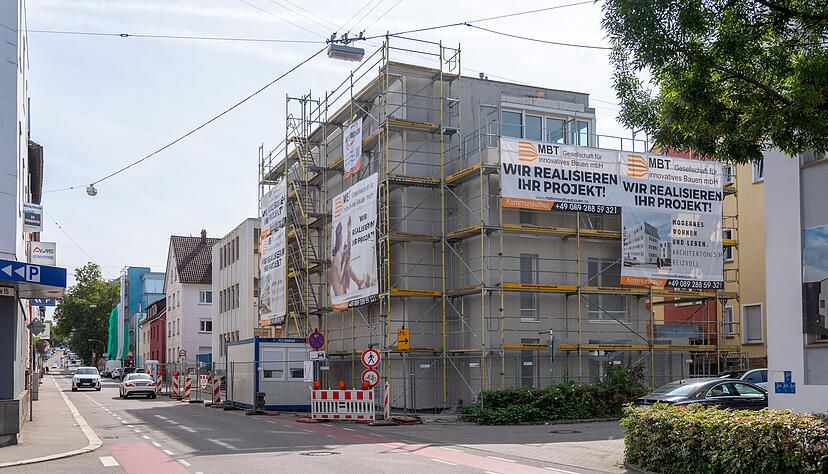 Lange herrschte Stillstand, inzwischen wird auf der Baustelle an der Wollhausstraße wieder gearbeitet.