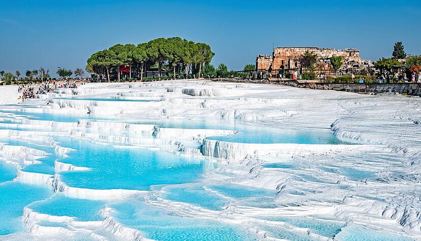 Pamukkale ist für seine Kalk-Sinter-Terrassen und türkisfarbenen Pools bekannt. Pamukkale ist für seine Kalk-Sinter-Terrassen und türkisfarbenen Pools bekannt.