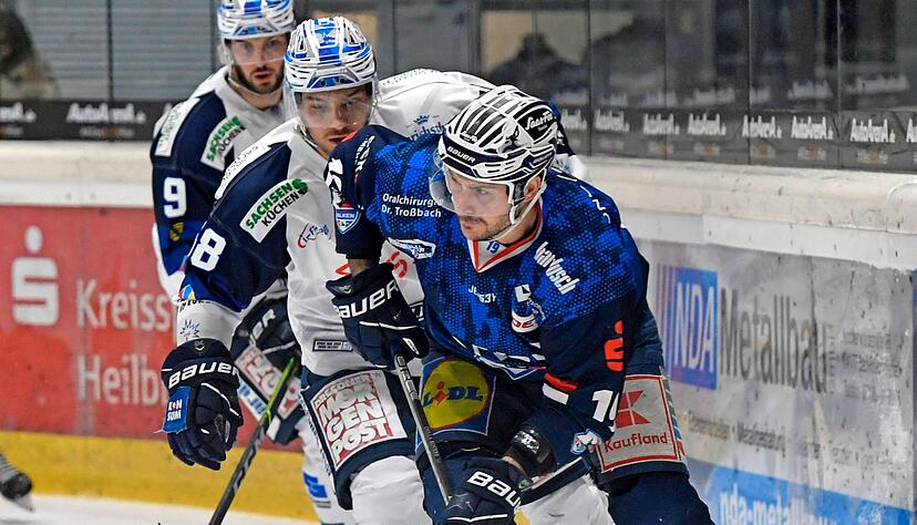 Alles im Blick: Stefan Della Rovere (vorne) bereitete die ersten beiden Treffer der Falken mit viel &Uuml;bersicht vor, gl&auml;nzte zudem mit seiner Einsatzbereitschaft und seiner Zweikampfh&auml;rte.
Foto: Mario Berger