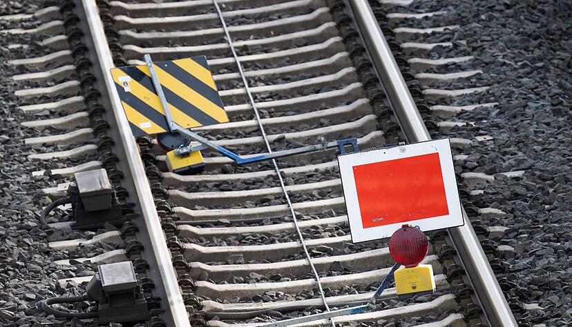 Ein rotes Schild sperrt das Gleis  einer Bahnstrecke bei Mannheim: Auch wegen Baustellen wird der Regionalverkehr immer unpünktlicher.