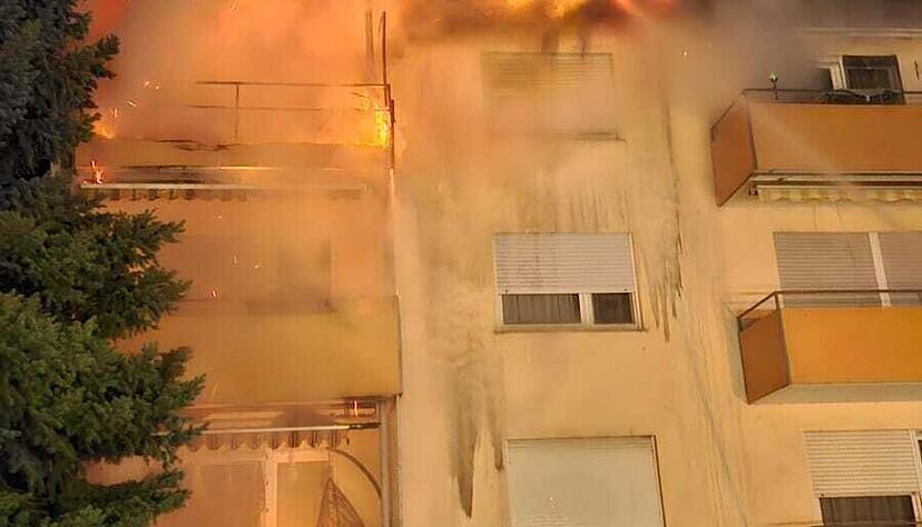 Lichterloh hat es im oberen Teil eines Mehrfamilienhauses im Öhringer Süden in der Nacht auf Freitag gebrannt. Zwei Wohnungen bleiben unbewohnbar. Lichterloh hat es im oberen Teil eines Mehrfamilienhauses im Öhringer Süden in der Nacht auf Freitag gebrannt. Zwei Wohnungen bleiben unbewohnbar.