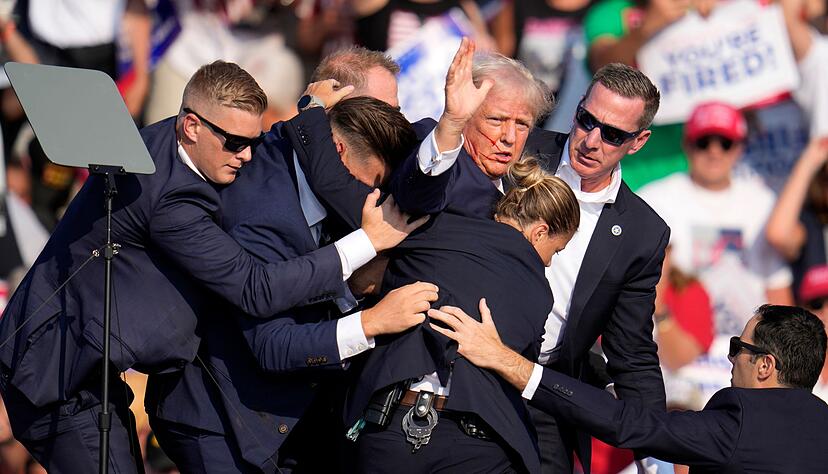 Trump wird verletzt von der Bühne geleitet.