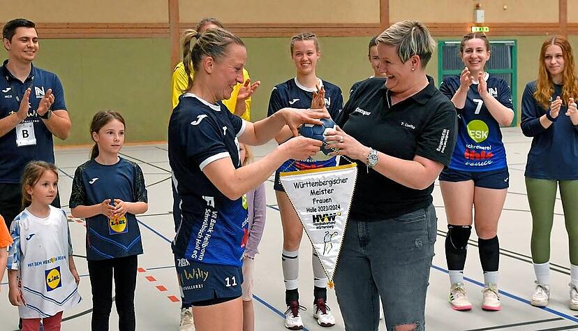 Höhepunkt einer Fabel-Saison: Stephanie Dähnel nahm im April den Meisterwimpel von Staffelleiterin Tanja Coelho entgegen. Höhepunkt einer Fabel-Saison: Stephanie Dähnel nahm im April den Meisterwimpel von Staffelleiterin Tanja Coelho entgegen.