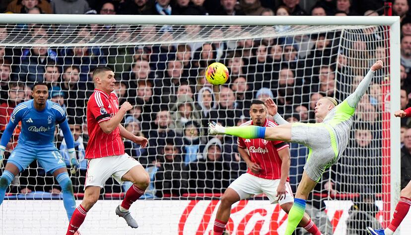 Trotz artistischer Einlage blieb Erling Haaland gegen Nottingham Forest torlos.