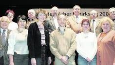 Mitglieder des Vorstands und Ausschusses des Handball-Bezirks Heilbronn-Franken: Hintere Reihe von links: Volker Gertig, Sigrid Neumann, Horst Bergmann, Ulrich Krenz, der als Vorsitzender wiedergewählte Willi Sommer, Emil Bierwag, Gerhard Massa, Hans Bader. Vordere Reihe von links: Gerhard Weller, Friedhelm Baas, Susanne Knapp, Martina Fricker, Martin Sander, Yvonne Schott, Rosemarie Gratz, Marie-Anne Traub. (Foto: Marc Schmerbeck)