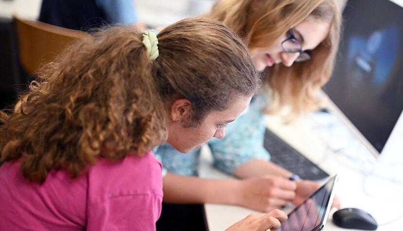 Mit einem Projekt zur Schulung von Digital-Profis sollen Schulen mehr digitale Kompetenz erhalten.