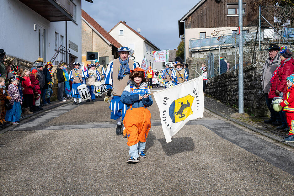 Zahlreiche Motivwagen bereicherten den Faschingsumzug mit kreativen Ideen und farbenfroher Gestaltung. Zahlreiche Motivwagen bereicherten den Faschingsumzug mit kreativen Ideen und farbenfroher Gestaltung.