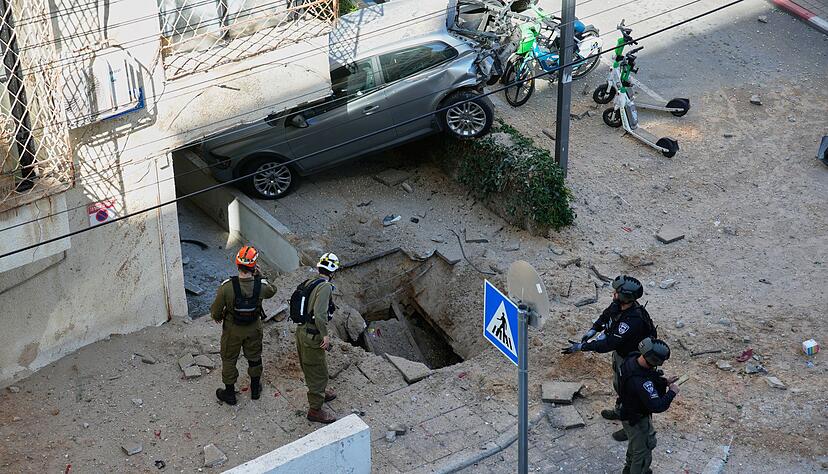 Nach einem Raketeneinschlag in Tel Aviv sind Anwohner schockiert.