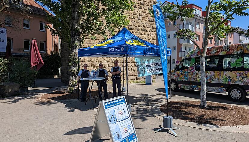 Parallel zu den Kontrollen organisierte die Polizei am Dienstag auch Pr&auml;ventionsveranstaltungen &ndash; so wie hier am Heilbronner G&ouml;tzenturm.