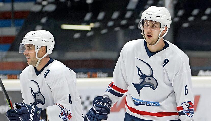 Stefan Della Rovere (li.) und Kevin Maginot haben in T&ouml;lz jeweils einen Treffer erzielt. Doch die Falken standen trotz eines couragierten Auftritts am Ende ohne Punkte da.
Foto: Archiv/Schmerbeck