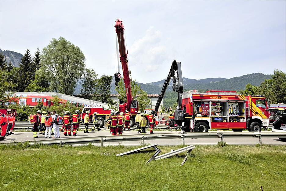 Zahlreiche Einsatz- und Rettungskräfte sind nach einem schweren Zugunglück im Einsatz. Zahlreiche Einsatz- und Rettungskräfte sind nach einem schweren Zugunglück im Einsatz.