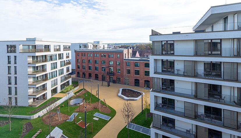 Das Rosenberg Quartier überzeugt durch moderne Architektur und einen ansprechenden Innenhofbereich. Der Spielplatz ist öffentlich. Das markante historische Backsteingebäude aus Kaco-Zeiten wurde in das Quartier gut integriert. Das Rosenberg Quartier überzeugt durch moderne Architektur und einen ansprechenden Innenhofbereich. Der Spielplatz ist öffentlich. Das markante historische Backsteingebäude aus Kaco-Zeiten wurde in das Quartier gut integriert.