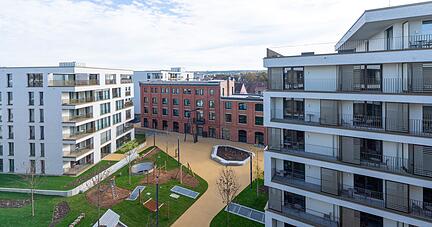 Das Rosenberg Quartier überzeugt durch moderne Architektur und einen ansprechenden Innenhofbereich. Der Spielplatz ist öffentlich. Das markante historische Backsteingebäude aus Kaco-Zeiten wurde in das Quartier gut integriert.