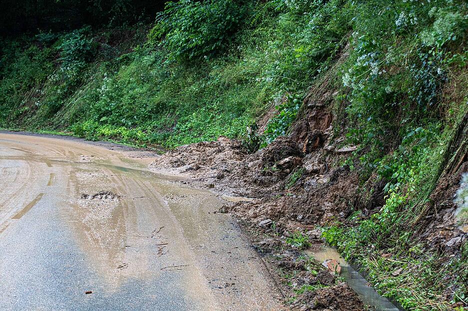 In Affalterbach im Kreis Ludwigsburg wurde eine Straße wegen eines Erdrutschs durch das Unwetter gesperrt. In Affalterbach im Kreis Ludwigsburg wurde eine Straße wegen eines Erdrutschs durch das Unwetter gesperrt.