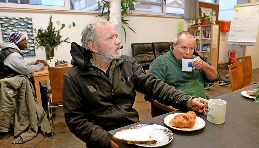Der ehrenamtliche Mitarbeiter Frank Löhle (rechts) im Unterstützungszentrum uwi26 in der Wilhelmstraße beim gemeinsamen Frühstück.
Foto: Ralf Seidel