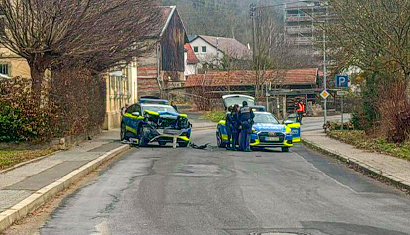 Auch drei Polizeibeamte wurden verletzt. Mehrere Fahrzeuge wurden beschädigt. Auch drei Polizeibeamte wurden verletzt. Mehrere Fahrzeuge wurden beschädigt.