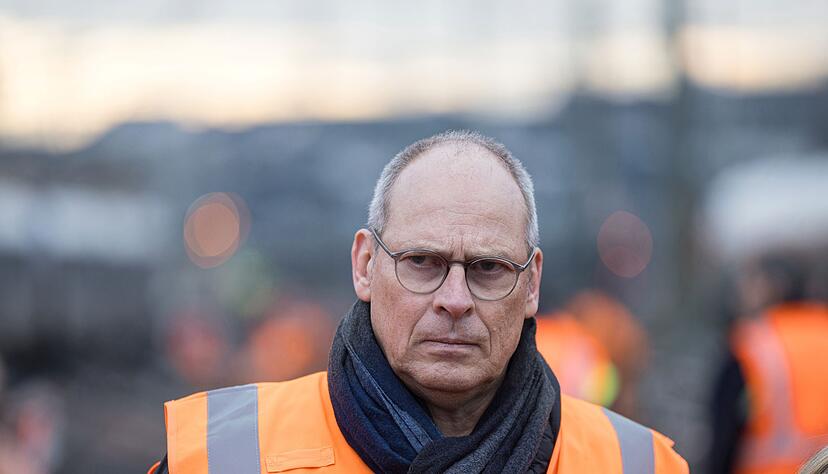 Hofft wie die Fahrg&auml;ste auf besseres Wetter: Der Vorstand Infrastrukturplanung und -projekte bei der DB InfraGo, Gerd-Dietrich Bolte. (Archivbild)