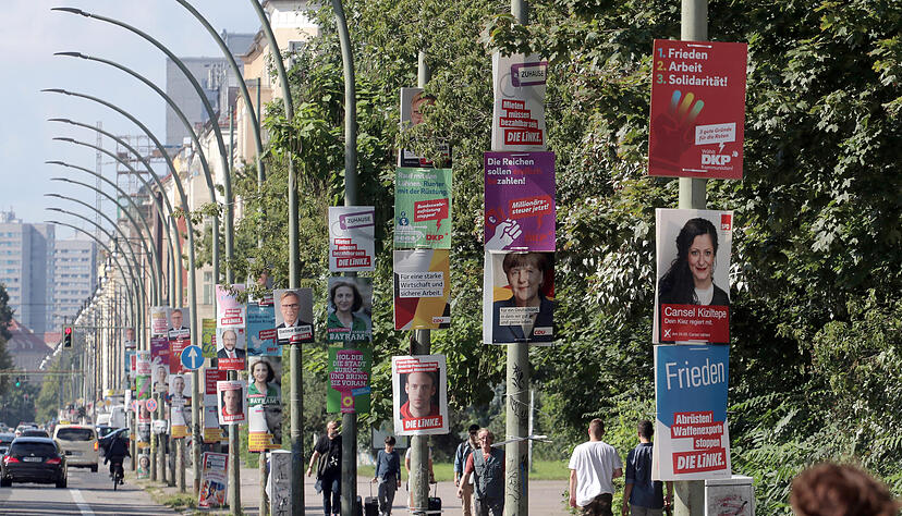 Eine bunte Sammlung von Wahlplakaten in Berlin. Foto: dpa