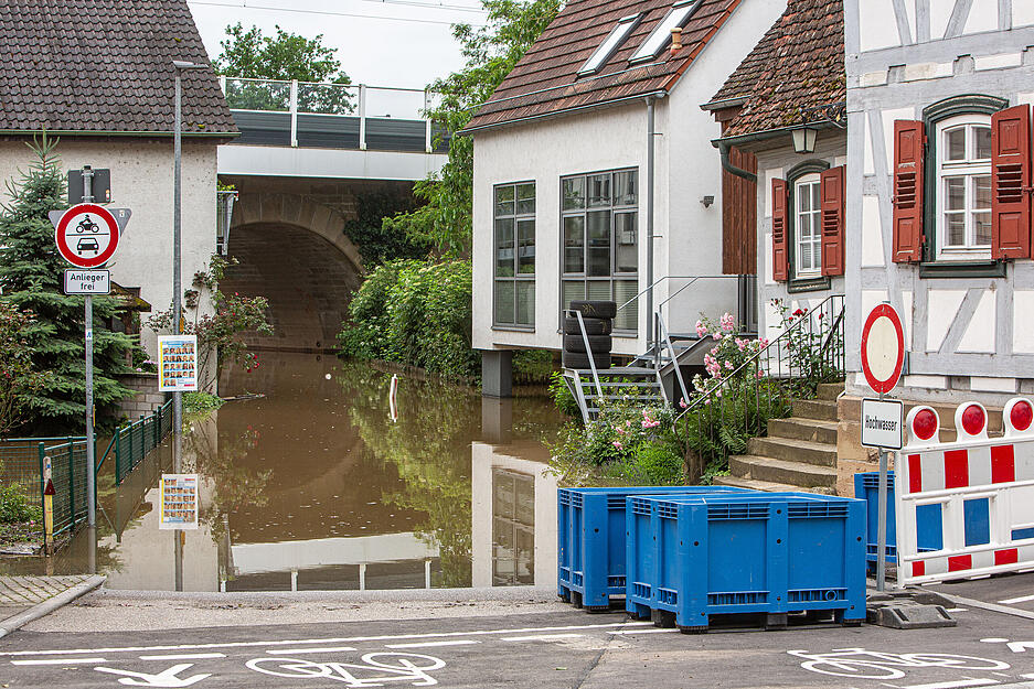 Ein Straßenschild weist in Lauffen auf eine Bahnunterführung mit Hochwasser hin. Ein Straßenschild weist in Lauffen auf eine Bahnunterführung mit Hochwasser hin.