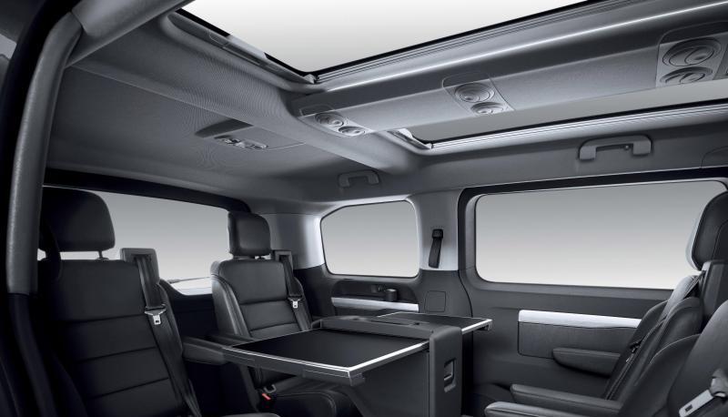 &Uuml;ber ein Schienensystem im Wagenboden wird ein Multifunktionsw&uuml;rfel befestigt. Dieser kann als Ablage, Minibar oder Konferenztisch genutzt werden.