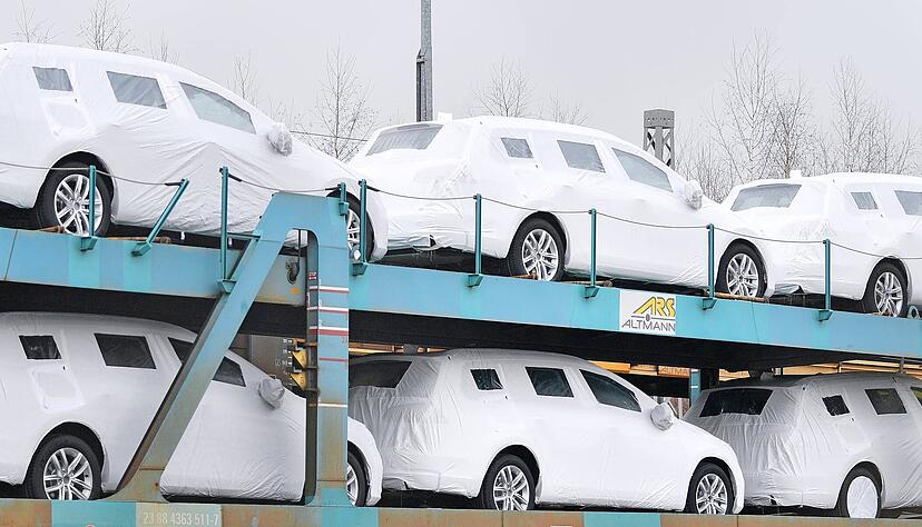 Neufahrzeuge stehen auf einem G&uuml;terzug in Zwickau: Die Zahl der Neuzulassungen in Deutschland ist im vergangenen Jahr erneut deutlich zur&uuml;ckgegangen und liegt etwa eine Million unter dem Wert von 2019.
Foto : dpa