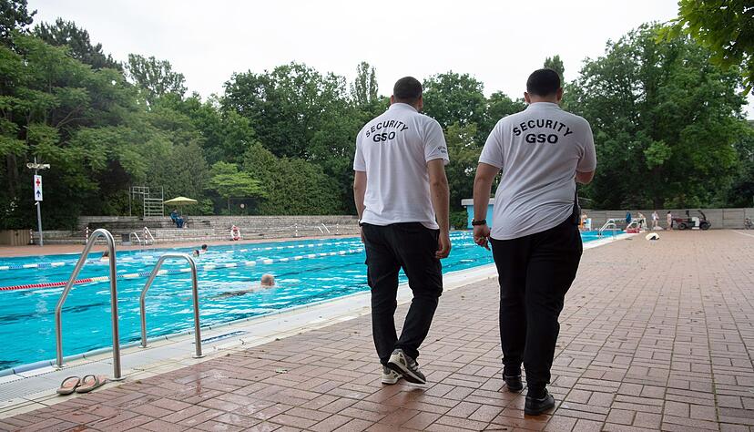 Mitarbeiter des Sicherheitsdienstes &laquo;Security GSO&raquo; drehen im Berliner Prinzenbad ihre Runden.