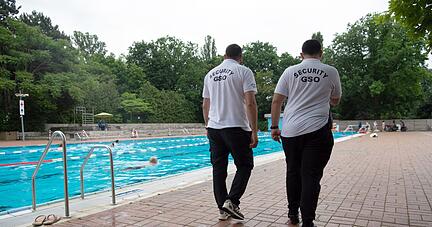 Mitarbeiter des Sicherheitsdienstes «Security GSO» drehen im Berliner Prinzenbad ihre Runden. Mitarbeiter des Sicherheitsdienstes «Security GSO» drehen im Berliner Prinzenbad ihre Runden.