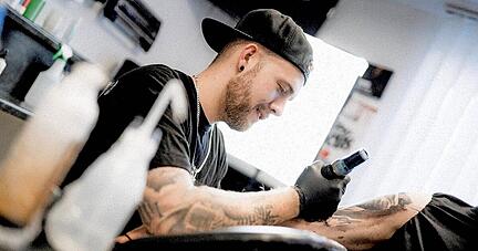 Neben "Mafi" Jannick Löbe bieten am Samstag drei weitere Tätöwierer und eine Piercerin ihre Dienste an und sammeln dabei Spenden für den guten Zweck.
Foto: privat
