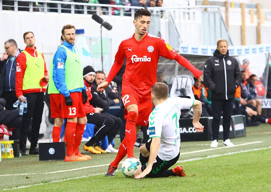 Dann wurde Holstein Kiel auf den Mittelfeldmann aufmerksam und nahm ihn unter Vertrag.