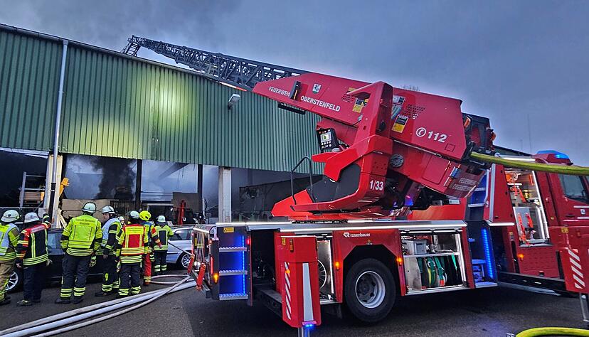 Die Feuerwehr ist bei einem Brand einer Lagerhalle in Oberstenfeld im Einsatz.