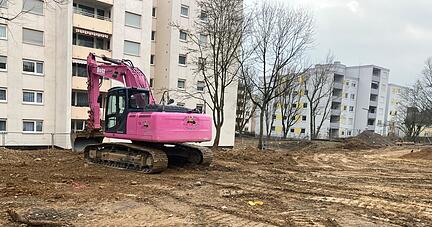 In diesem Areal auf einer Böckinger Baustelle gibt es den Verdachtspunkt auf einen Weltkrieg-Blindgänger. Der Kampfmittelbeseitigungsdienst wird am Freitag in die Tiefe bohren und prüfen. Foto: Carsten Friese