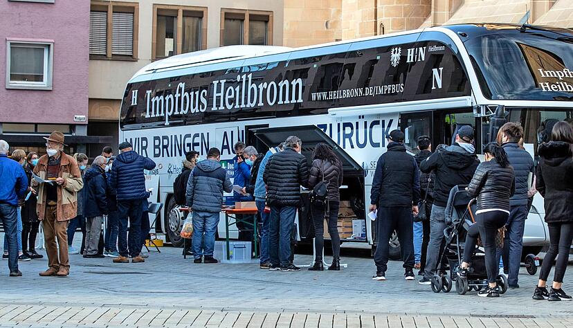 Auch am Sonntag wieder bildete sich eine lange Schlange vor dem Impfbus. Die Impfwilligen kommen teils von weit her, um sich ihre Spritze abzuholen.
Foto: Andreas Veigel Auch am Sonntag wieder bildete sich eine lange Schlange vor dem Impfbus. Die Impfwilligen kommen teils von weit her, um sich ihre Spritze abzuholen.
Foto: Andreas Veigel