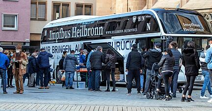 Auch am Sonntag wieder bildete sich eine lange Schlange vor dem Impfbus. Die Impfwilligen kommen teils von weit her, um sich ihre Spritze abzuholen.
Foto: Andreas Veigel Auch am Sonntag wieder bildete sich eine lange Schlange vor dem Impfbus. Die Impfwilligen kommen teils von weit her, um sich ihre Spritze abzuholen.
Foto: Andreas Veigel