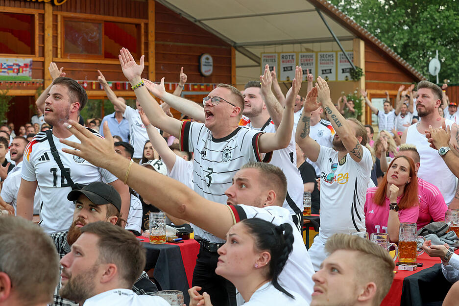 Fans ärgern sich über die Vorgänge im Viertelfinale Deutschland gegen Spanien auf dem Heilbronner Volksfest.