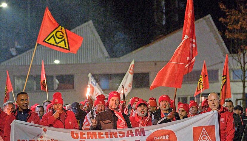 Bei KS Huayu Alutech und Kolbenschmidt Pistons Germany in Neckarsulm warnstreikten in der Nacht auf Dienstag rund 200 Beschäftigte. Bei KS Huayu Alutech und Kolbenschmidt Pistons Germany in Neckarsulm warnstreikten in der Nacht auf Dienstag rund 200 Beschäftigte.